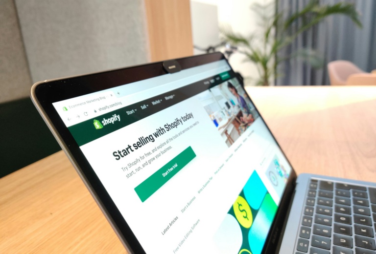 How an E-commerce Development Agency Achieved 7x ROI Through Highly Targeted Lead Generation